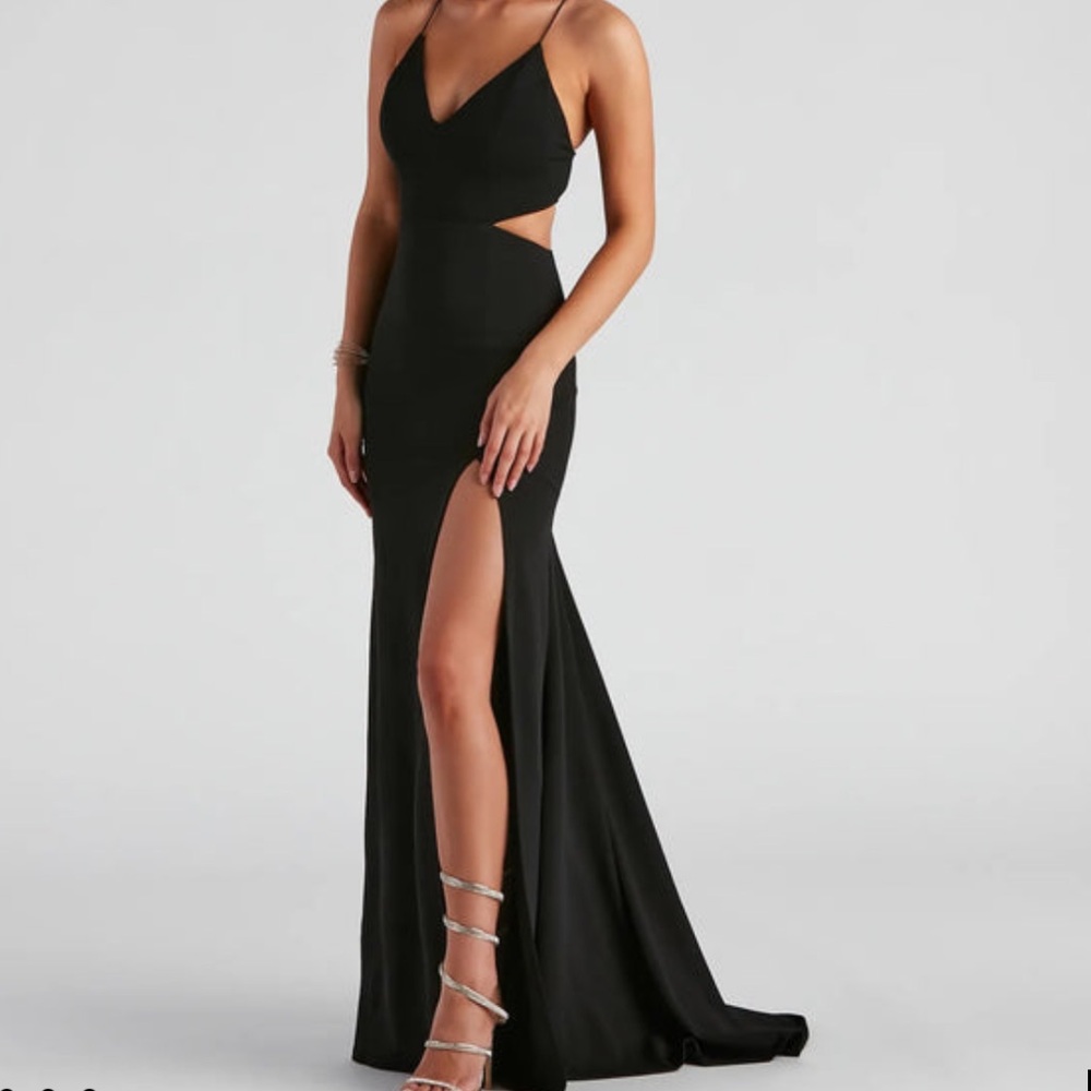 Black plunging v spaghetti strap dress ✨